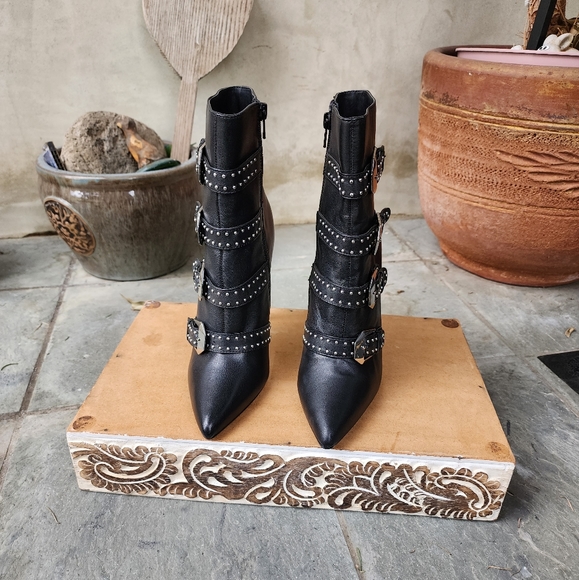 Sassy & Sexy Steve Madden Black Leather Booties - Picture 7 of 12